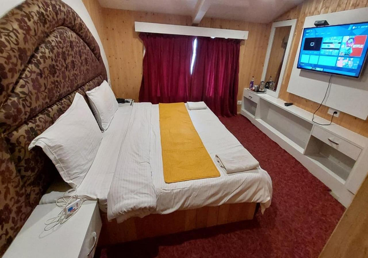 Bedroom 3, Hotel Outlook, Anantnag