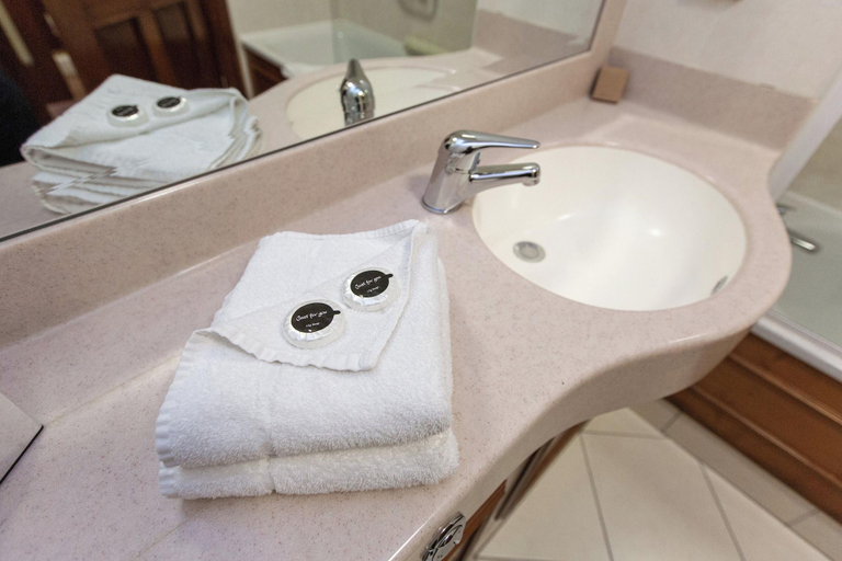 Bathroom 4, Hamlet Court Hotel