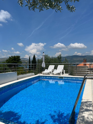 Sport & Beauty 2, Charming villa with sea view and swimming pool, Trogir