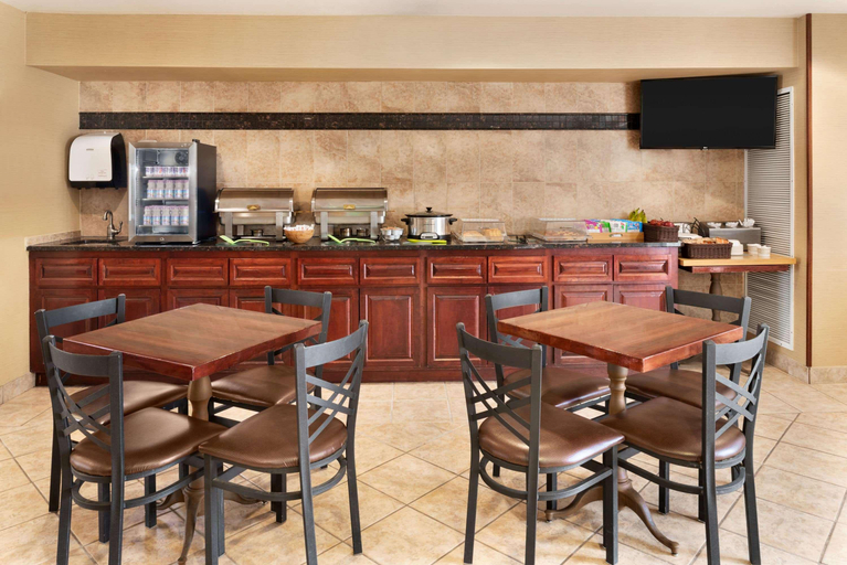 Food & Drinks, Hawthorn Extended Stay by Wyndham Milwaukee Airp, Milwaukee