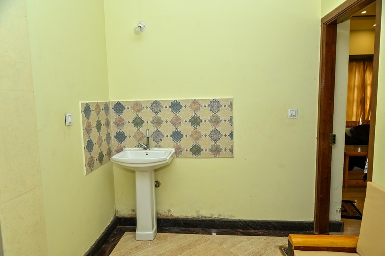 Bathroom 3, NAVARATHNA INTERNATIONAL RESORT, Chikmagalur