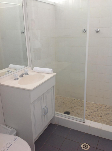 Bathroom 5, Motel Farnboro, Eurobodalla