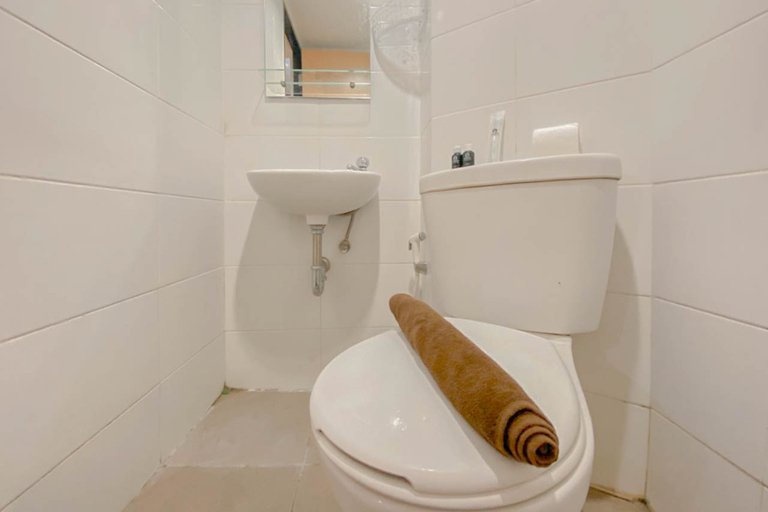 Bathroom 5, Standard Studio at The Alton Apartment By Travelio, Semarang