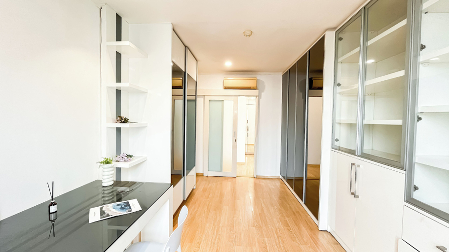 Room 4, Spacious Luxury 2Br Apartment With Extra Room At Fx Residence, Jakarta Pusat