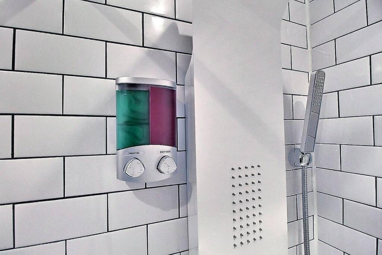 Bathroom 2, Bluenose, Communauté-Urbaine-de-Québec