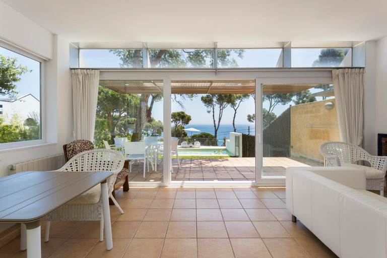 Facilities 4, Frontline Sea Villa with Private Pool in Calella - POPETA, Girona