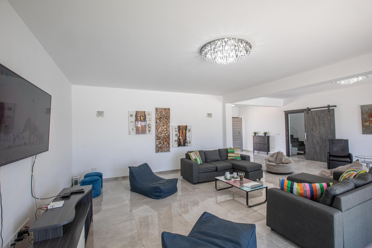 Others 4, Villa Marylou