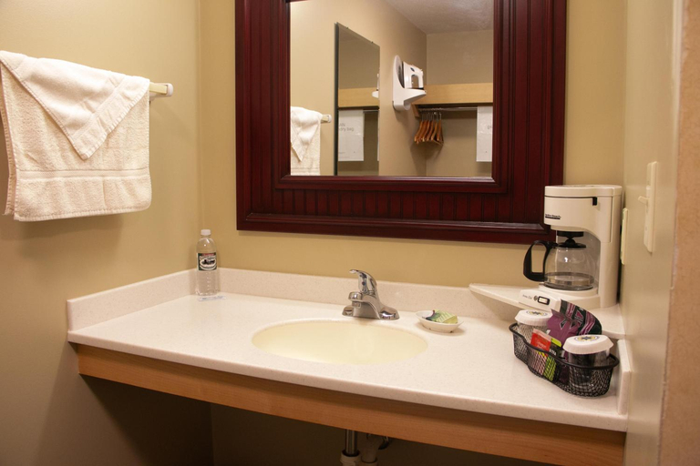 Bathroom 4, Essenhaus Inn & Conf. Center, Elkhart