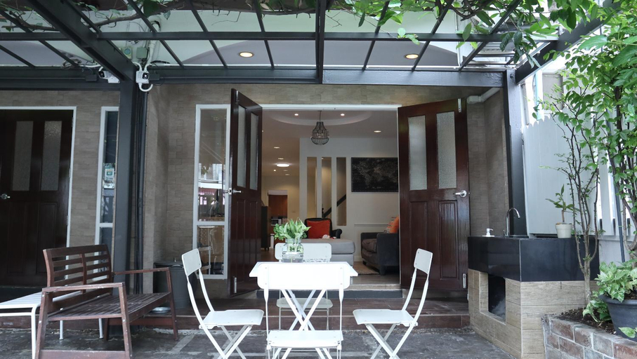Food & Drinks 5, Neveu Premier Residence, Huai Kwang
