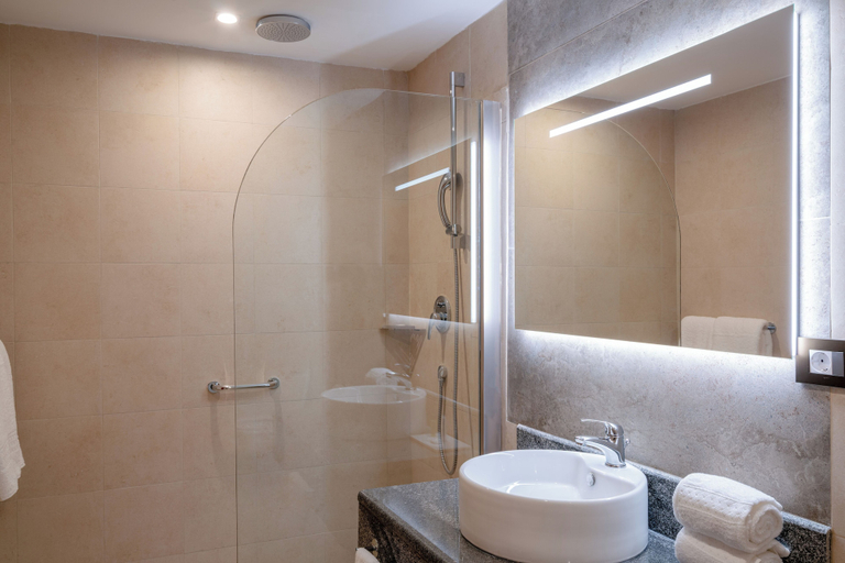 Bathroom 4, Doubletree By Hilton Addis Ababa Airport, Addis Abeba