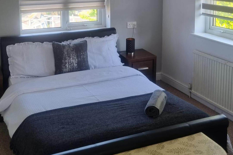 Room 4, Doncaster Dream House Retreat- Sleeps 9, Doncaster