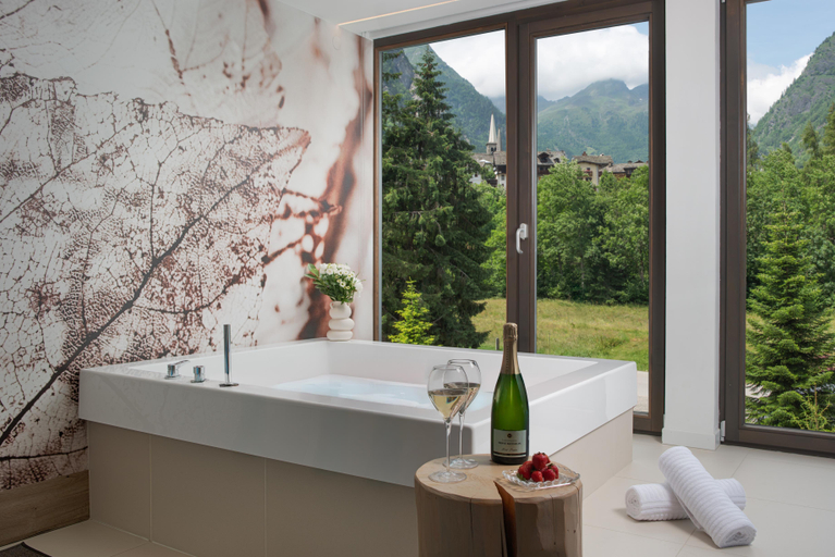 Bathroom, NH Collection Alagna Mirtillo Rosso, Vercelli