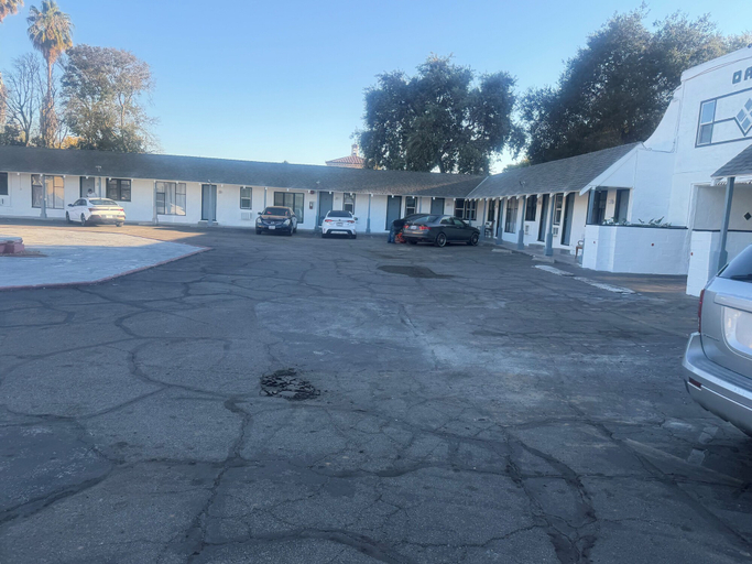 Public Area, The Oaks Motel, Santa Clara