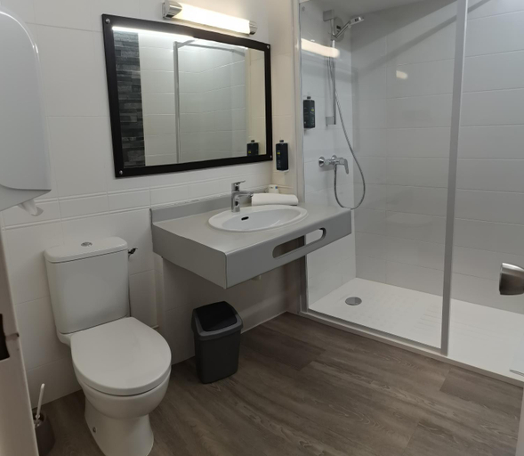Bathroom 3, Hotel de l'Ocean Concarneau, Finistère