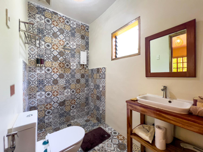 Bathroom 2, Nakabalo Guesthouse & Restaurant, San Juan