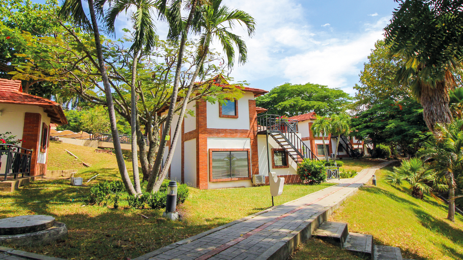 Exterior & Views
