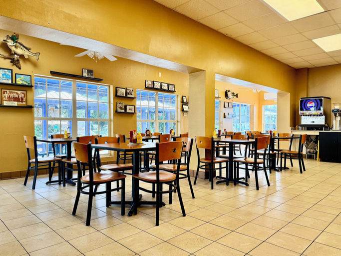 Food & Drinks 5, Roland Martin Marina and Resort, Hendry