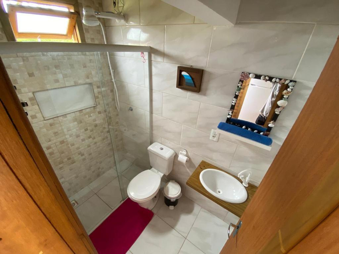 Bathroom, Noah Rosa Chales, Imbituba