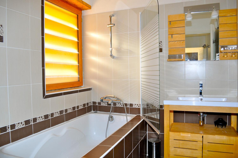 Bathroom, Domaine des Bories, Dordogne