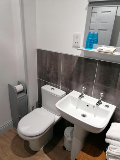 Bathroom 4, Shoulder of Mutton, North Yorkshire