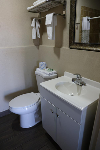Bathroom 4, Budget Inn, Otero