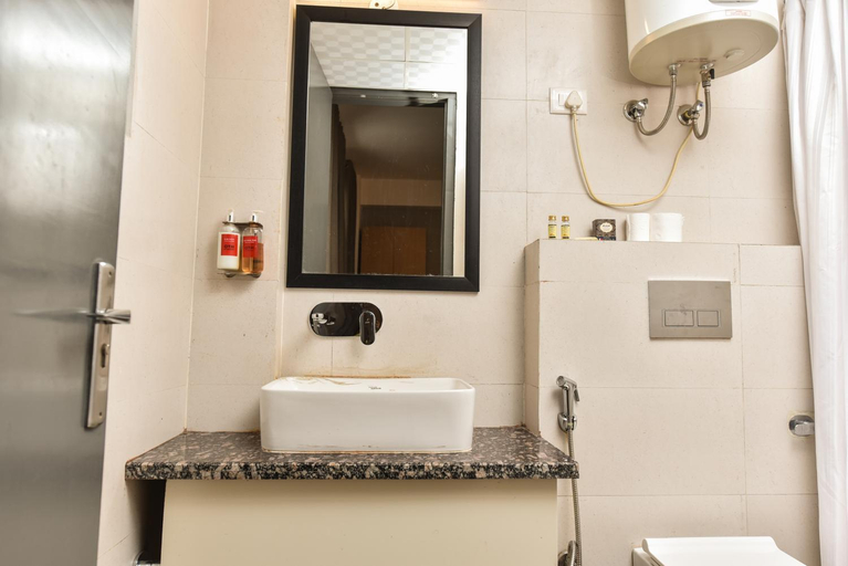 Bathroom 4, Hotel Royale Avenue, Delhi