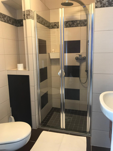 Bathroom 2, U Macieja z kortem tenisowym, Kłodzko
