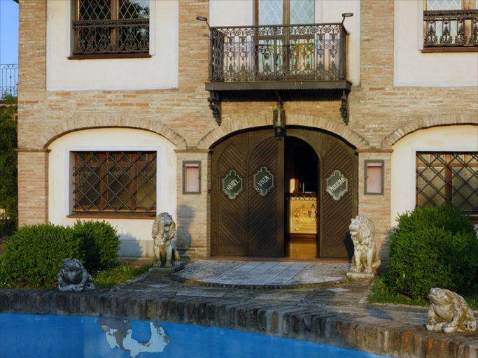 Exterior & Views