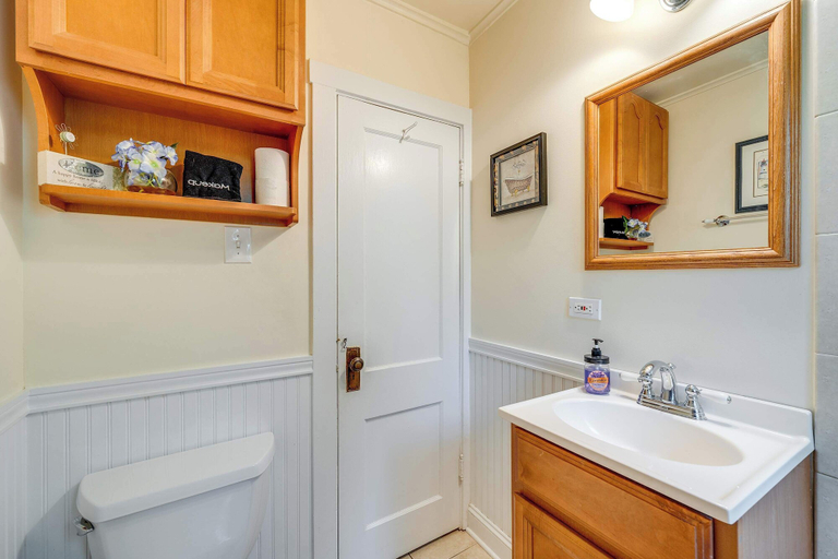 Bathroom 2, Como Cottage - Stay for 6!, Walworth