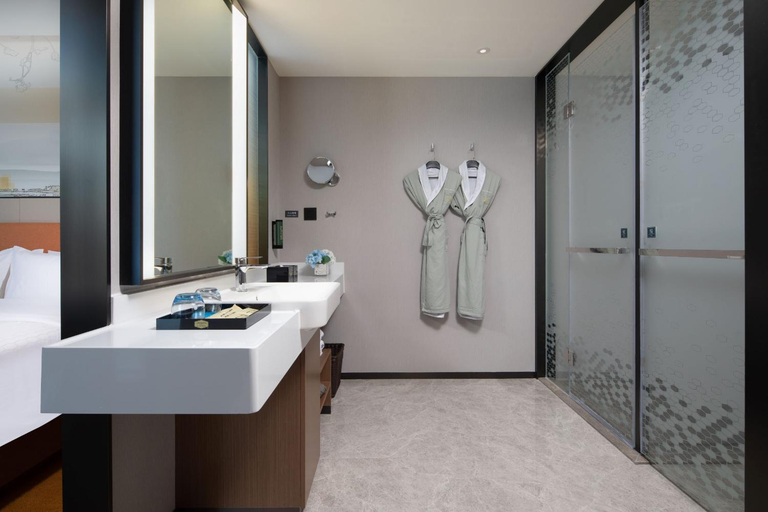 Bathroom 3, Hampton by Hilton Hangzhou Zhuantang , Hangzhou