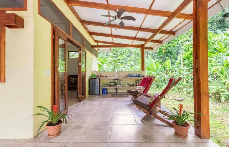 2, Peace Garden Spacious Bungalows- a walk to the beach, Talamanca