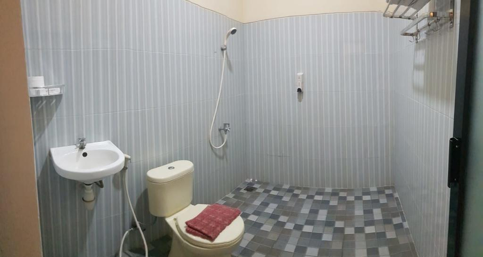 Bathroom 5, Sun Q Ta Hotel Guci Tegal, Tegal