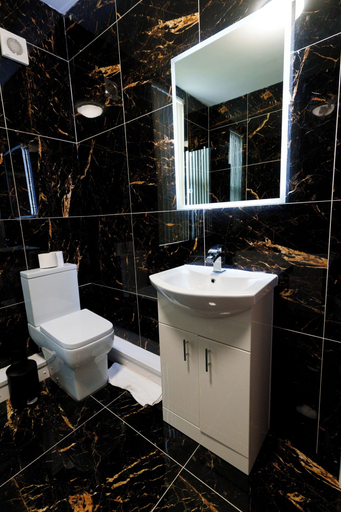 Bathroom 3, Richmond House, Leeds