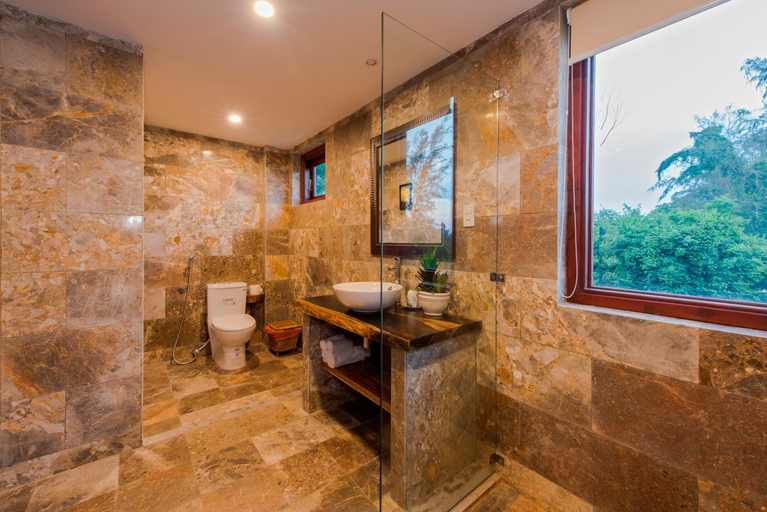 Bathroom, Louis Villa, Da Nang