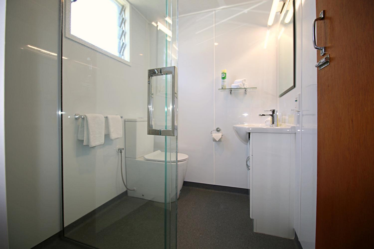 Bathroom 4, Forgotten World Motel, Ruapehu