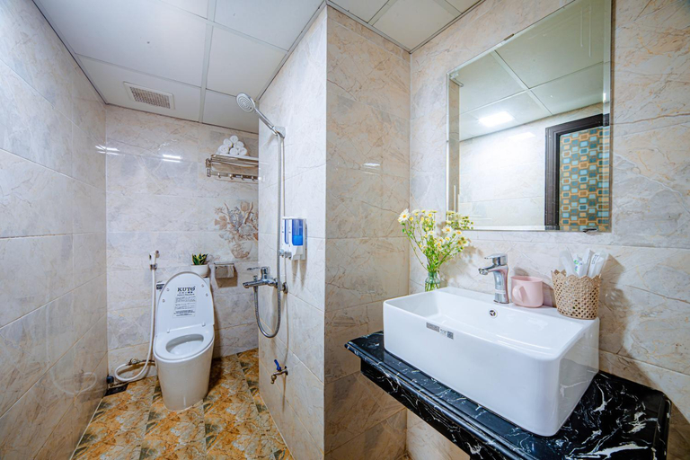 Bathroom 3, Thu Ha Hotel, Uông Bí
