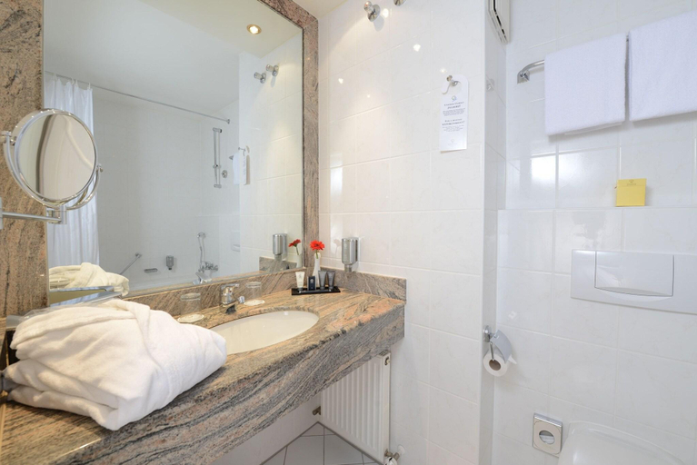 Bathroom 5, The Monarch Hotel Bad Gogging, Kelheim
