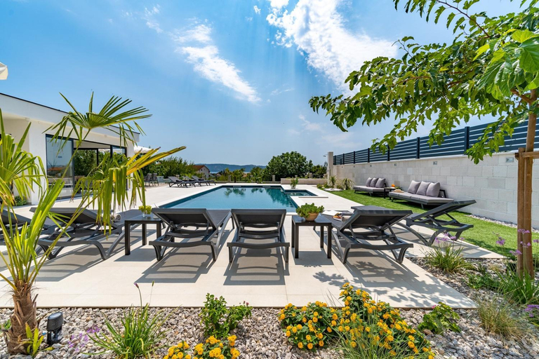 5, Villa Marisa with 51sqm pool, 5 bedrooms, gym, Kaštela
