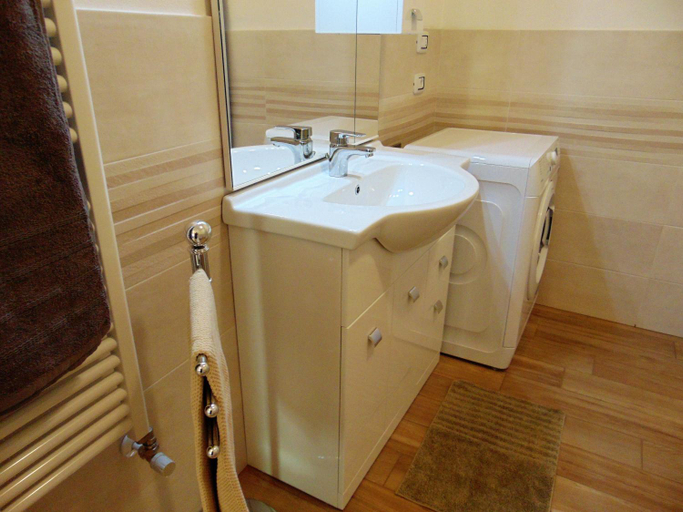 Bathroom 3, Marino Apartments, La Spezia