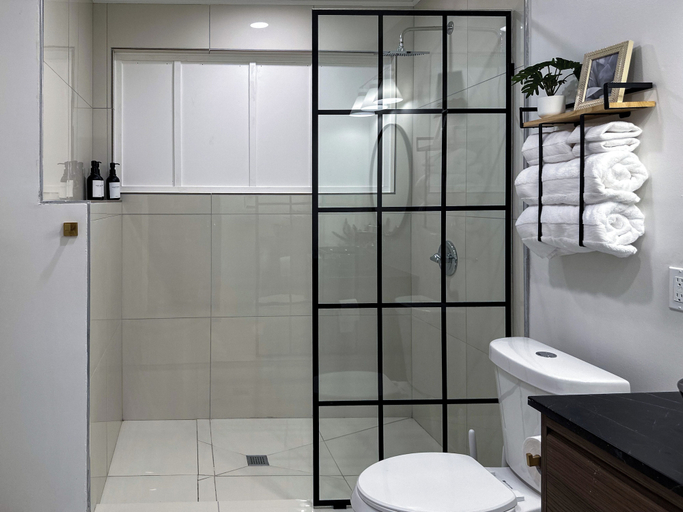 Bathroom 3, DTW Suites, Wayne