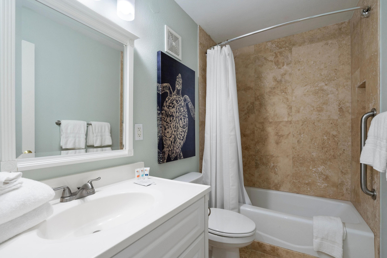 Bathroom 3, The Breakers 42, Baldwin