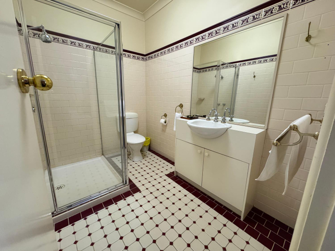 Bathroom 4, Toorak Manor Hotel, Melbourne