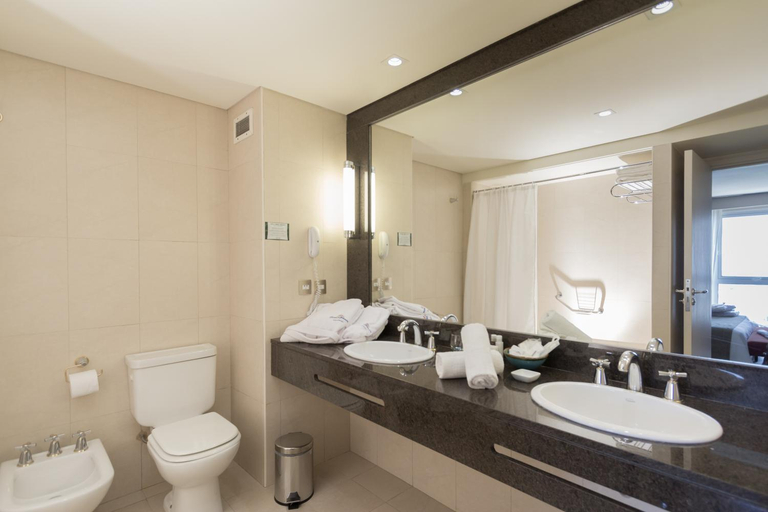 Bathroom 5, Howard Johnson Plaza Hotel Mayorazgo, Paraná