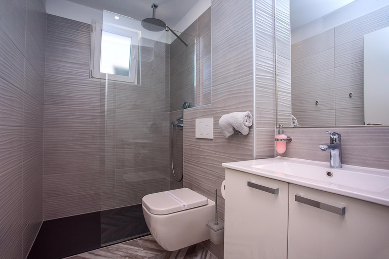 Shower 4, Luxury Villa POCRNJA -heated pool, sauna, jacuzzi, pool table, Omiš
