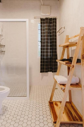 Bathroom 2, Camp Ta Torn Yon, San Kamphaeng