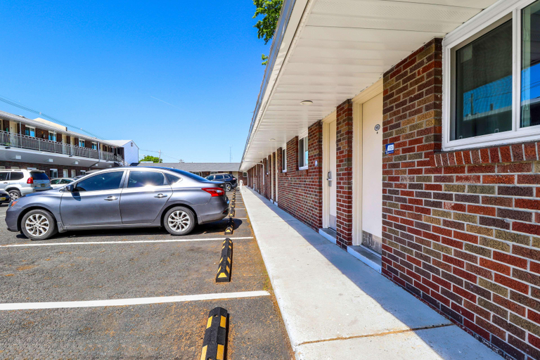 Public Area 5, Hollywood Motel, Middlesex