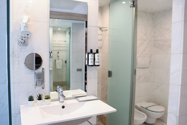 Bathroom 5, Eurohotel Barcelona Gran Via Fira, Barcelona