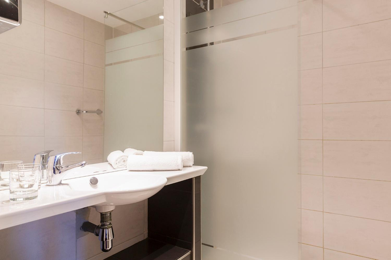 Bathroom 5, The Originals Boutique, Hôtel Aquilon, Saint-Nazaire, Loire-Atlantique