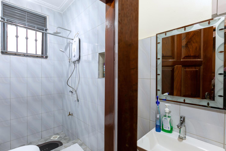 Bathroom 5, Comfortable and Sophisticated apartment , Kampala