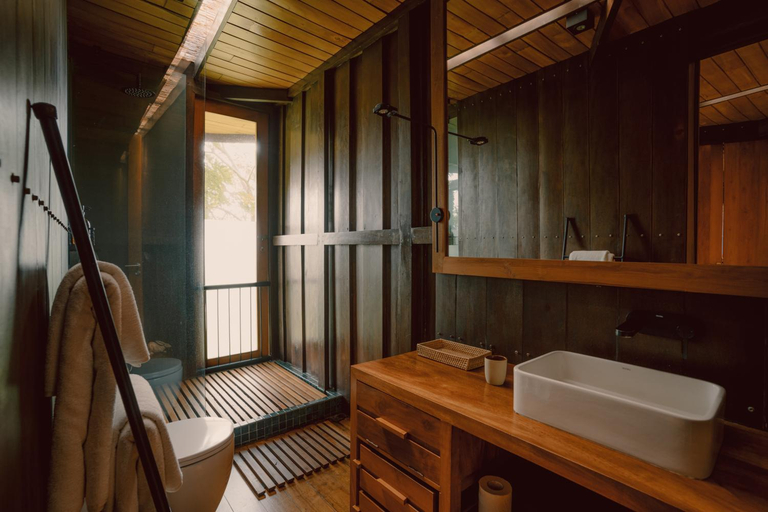 Bathroom 3, Trebartha East The Round House, Habaraduwa